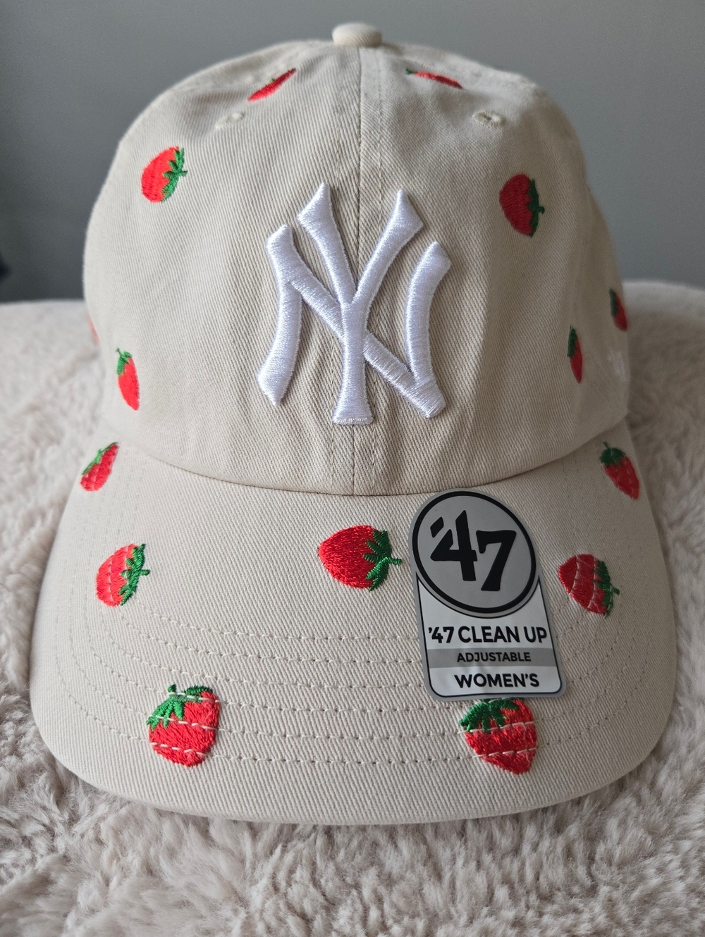 '47 Women's NY Yankees Strawberry Confetti Embroidered Cap - Light Beige